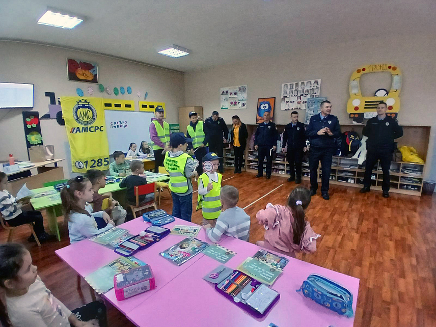 ЗВОРНИК, 18. СЕПТЕМБРА /СРНА/ - Првачићи у основним школама "Десанка Максимовић" и "Свети Сава" у Зворнику данас су на предавањима упознати о безбједном учествовању у саобраћају, у оквиру превентивне кампање МУП-а Републике Српске, саопштено је из Полицијске управе Зворник.	
