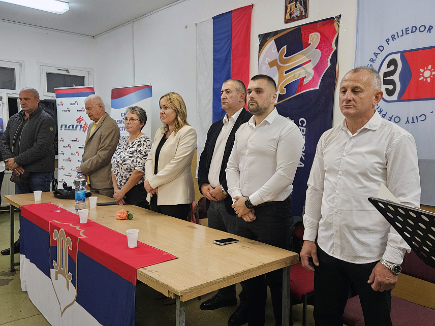 ПРИЈЕДОР, 18. СЕПТЕМБРА /СРНА/ - Кандидат СДС-а за градоначелника Приједора Маја Драгојевић Стојић изјавила је да је поносна на одборничку листу ове странке за Скупштину града коју чине људи који, како каже, у тешким тренуцима излазе у ринг да се боре.