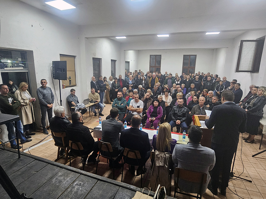 ПРИЈЕДОР, 18. СЕПТЕМБРА /СРНА/ - Кандидат СНСД-а за градоначелника Приједора Слободан Јавор изјавио је вечерас да СНСД са поносом и образом иде у сваки дио овог града, у свих 49 мјесних заједница и у свако село.
