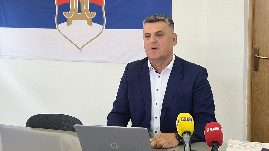 ДОБОЈ, 19. СЕПТЕМБРА /СРНА/ - Кандидат СДС-а за градоначелника Добоја Слободан Драгичевић на конференцији за новинаре данас у Добоју.	