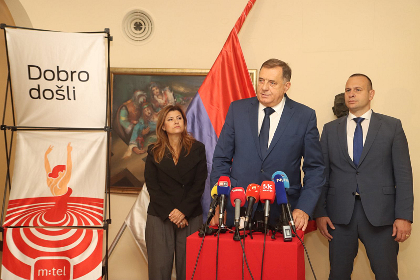 БАЊАЛУКА, 19. СЕПТЕМБРА /СРНА/ - Предсједник Републике Српске Милорад Додик и директор Народног позоришта Дијана Грбић на конференцији за новинаре након састанка. /Фото - Борислав Здриња/