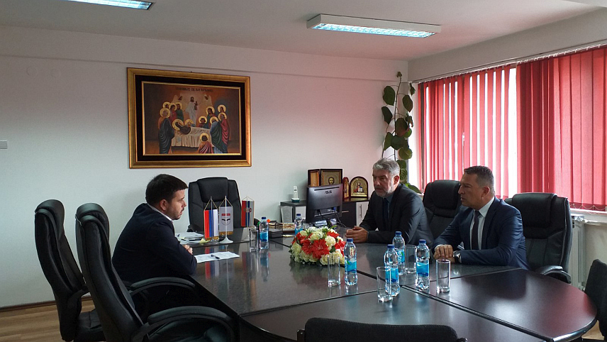 ШЕКОВИЋИ, 19. СЕПТЕМБРА /СРНА/ - Министар здравља и социјалне заштите Републике Српске Ален Шеранић састао се данас у Шековићима са начелником ове локалне заједнице Миладином Лазићем.