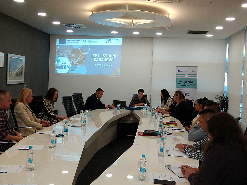 ИСТОЧНО САРАЈЕВО, 19. СЕПТЕМБРА /СРНА/ - У оквиру пројекта "Корак до посла" у Источном Сарајеву очекује се запошљавање најмање 35 лица и 10 новоформираних бизниса који ће том приликом бити и финансијски подржани са по 6.000 КМ.
