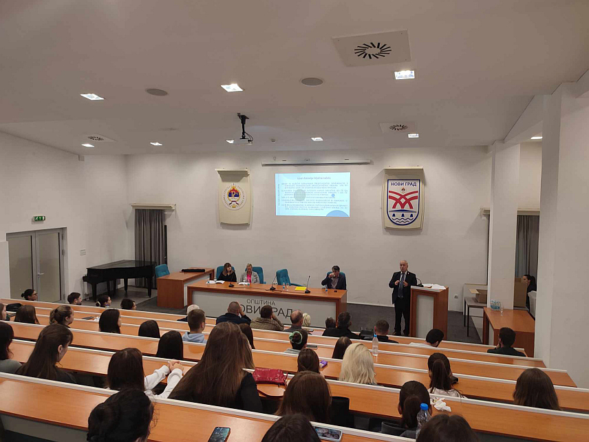 НОВИ ГРАД, 19. СЕПТЕМБРА /СРНА/ - У Новом Граду данас је Мисија ОЕБС-а у сарадњи са Централном изборном комисијом /ЦИК/ БиХ и Општинском изборном комисијом /ОИК/, организовала Дан отворених врата о изборном систему у БиХ.