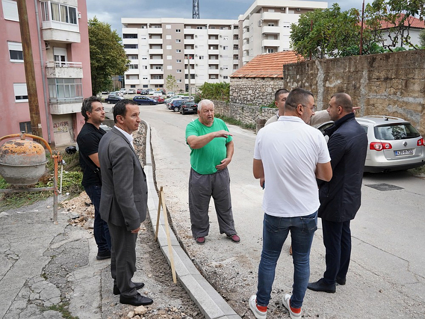 TРЕБИЊЕ, 19. СЕПТЕМБРА /СРНА/ - У требињским насељима Мокри долови и Полице почела је реконструкција улица Јован Цвијића и Др Јована Рашковића, а радове је данас обишао и градоначелник Мирко Ћурић са сарадницима.