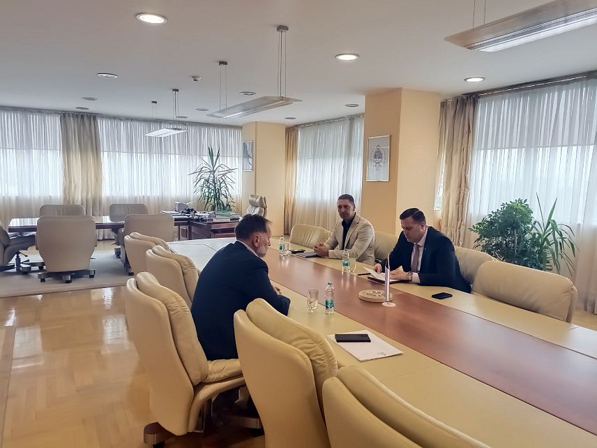 БАЊАЛУКА, 19. СЕПТЕМБРА /СРНА/ - Министар за просторно уређење, грађевинарство и екологију Републике Српске Бојан Випотник састао се данас у Бањалуци са генералним конзулом Србије у БиХ Милошем Вујићем.