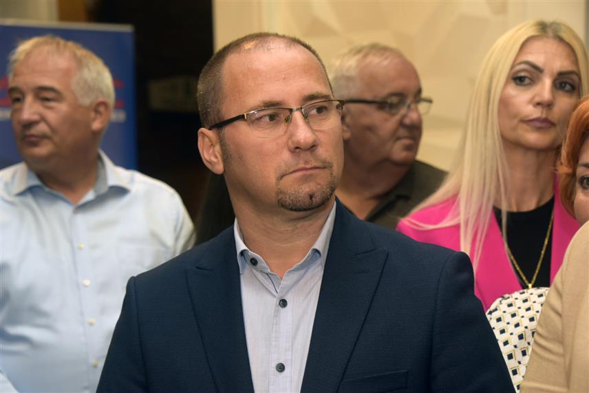 БАЊАЛУКА, 19. СЕПТЕМБРА /СРНА/ - Носилац листе Демократског савеза /ДЕМОС/ за Скупштину града Бањалука Боран Босанчић рекао је вечерас на предизборној трибини у Лазареву да то насеље има могућност да се уз одговарајуће планирање интензивно развија, за шта ће се ова партија снажно залагати.