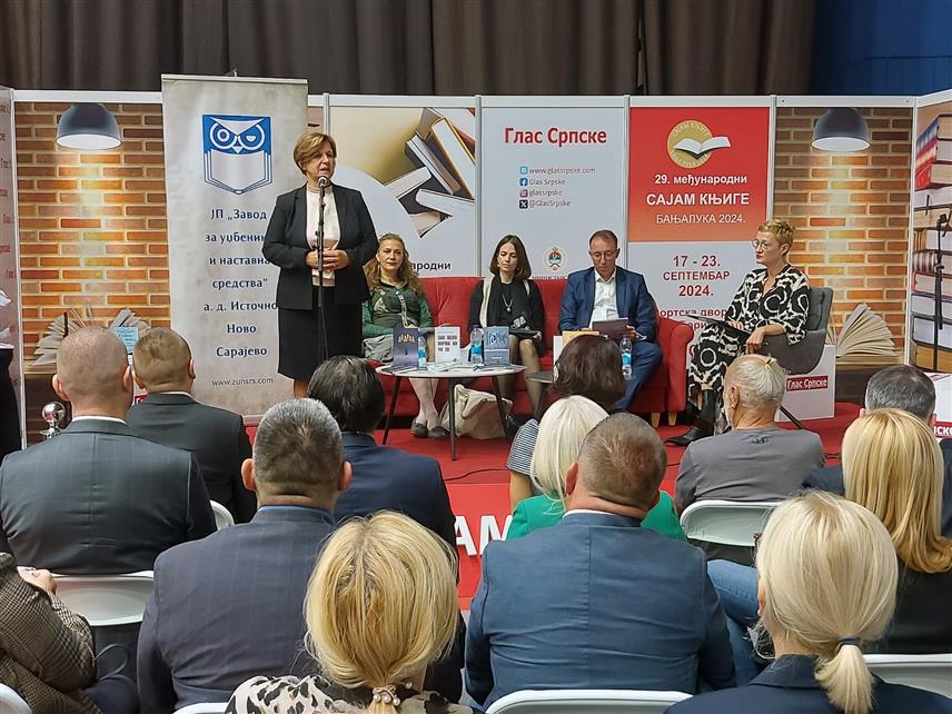 БАЊАЛУКА, 19. СЕПТЕМБРА /СРНА/ - Награда "Златна сова", коју додјељује Завод за уџбенике и наставна средства Републике Српске за најбољи необјављени роман, уручена је вечерас Радојку Лаки Веселиновићу из Ужица за рукопис "Савршено нормалан човек".