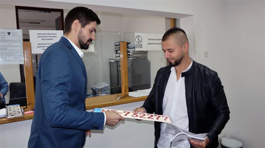 БРЧКО, 19. СЕПТЕМБРА /СРНА/ - У Брчко дистрикту данас су издате прве преносиве таблице правним лицима која се баве продајом возила.