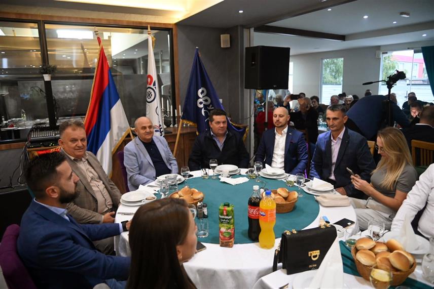 ГРАДИШКА, 19. СЕПТЕМБРА /СРНА/ - Предсједник Уједињене Српске Ненад Стевандић нагласио је да је Градишка, као погранични и град са највећим прометом према ЕУ, један од најважнијих локалних заједница у Републици Српској.