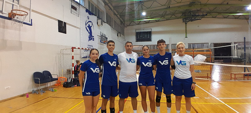 МРКОЊИЋ ГРАД, 19. СЕПТЕМБРА /СРНА/ - Ученик трећег разреда Машинске школе у Мркоњић Граду Вукашин Томић већ дуги низ година запажене резултате остварује на одбојкашким теренима, али и предано чува традицију свог народа играјући фолклор.