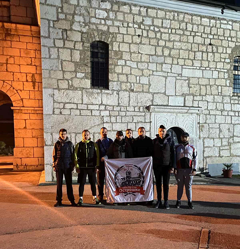 СОКОЛАЦ, 19. СЕПTЕМБРА /СРНА/ - Група ходочасника соколачког Удружења грађана "Свети Василије Осторшки" кренула је јутрос из порте цркве Светог пророка Илије са Сокоца на ходочашће до цркве Успења Пресвете Богородице у Чајничу.