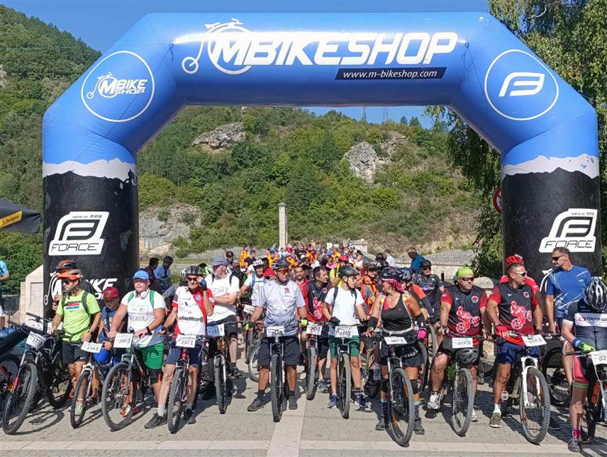 ВИШЕГРАД, 1. СЕПТЕМБРА /СРНА/ - Трећи бициклистички "МТБ маратон" стартовао је са Моста Мехмед-паше Соколовића у Вишеграду, а окупио је више од 150 бициклиста из БиХ и Србије.	