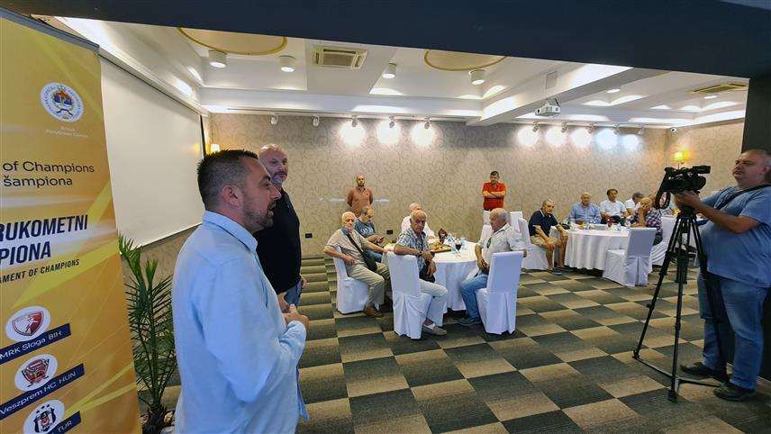 ДОБОЈ, 1. СЕПТЕМБРА /СРНА/ - У Добоју је данас организован пријем за играче добојске "Слоге" који су 1984. године играли финале Купа побједника купова против "Барселоне", као и репрезентативце Југославије који су 1999. године освојили треће мјесто на Свјетском првенству у Египту.	