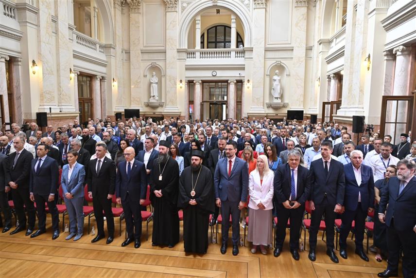 БЕОГРАД, 1. СЕПТЕМБРА /СРНА/ - Учесници скупа дијаспоре "Јединство и снага – Србија", одржаног у Београду, усвојили су данас закључке и смјернице за даље јачање веза матичне државе и сународника у расијању и пружили подршку руководствима Србије и Републике Српске у спровођењу одлука Свесрпског сабора, на којем су дефинисани српски национални интереси.	