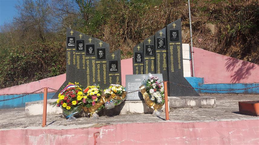 БРАТУНАЦ, 1. СЕПТЕМБРА /СРНА/ - Код новоподигнутог споменика у братуначком селу Слапашница данас је служен парастос за девет погинулих бораца Војске Републике Српске из овог села у посљедњем рату и 30 мјештана које су убиле усташе и Нијемци у Другом свјетском рату.