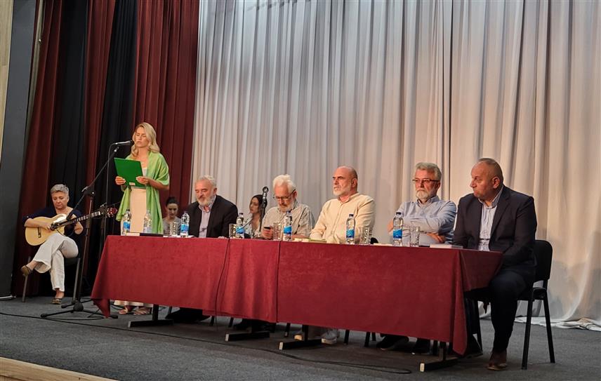 ПАЛЕ, 1. СЕПТЕМБРА /СРНА/ - На Палама је вечерас, у оквиру манифестације "Дани Жељка Грујића", која је почела у знак сјећања на овог пјесника, есејисту, књижевног критичара и новинара, промовисана његова књига "Живот у фусноти", коју је постхумно објавила Народна библиотека Пале.	