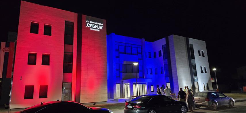 БАЊАЛУКА, 1. СЕПТЕМБРА /СРНА/ - Новоизграђени Дом здравља "Србија" у Станарима у бојама тробојке, као и билборд захвалности становника општине Станари предсједнику Србије Александру Вучићу.