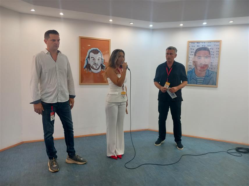 БИЛЕЋА, 1. СЕПТЕМБРА /СРНА/ - Изложбом графика требињског аутора Марка Бурлице вечерас је отворен први омладински Фестивал "Орфеј" у Билећи који ће обухватити низ садржаје из ликовне, филмске, позоришне и других умјетности.	