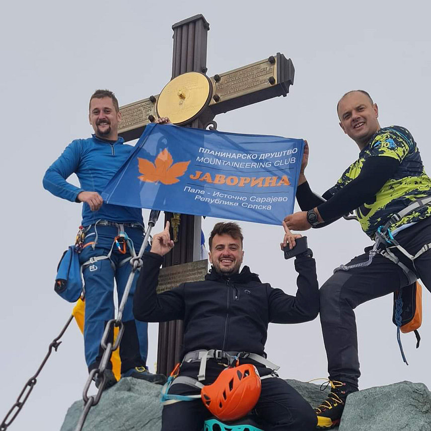 ПАЛЕ, 1. СЕПТЕМБРА /СРНА/ - Чланови Планинарског друштва "Јаворина" са Пала Игор Тошић и Огњен Чворо постали су једини планинари из БиХ који су се попели на седам врхова Алпа.	