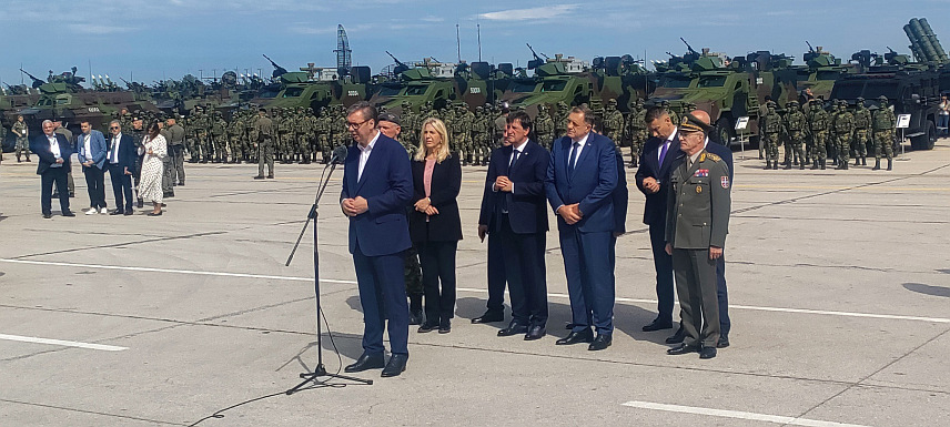 БЕОГРАД, 20. СЕПТЕМБРА /СРНА/ - Предсједник Србије Александар Вучић изјавио је да Влада Србије данас доноси одлуку о увођењу војног рока и истакао да Србија има једну од најсавременијих и најбоље наоружаних армија у Европи пропорционално броју становника и величини територије коју штити.