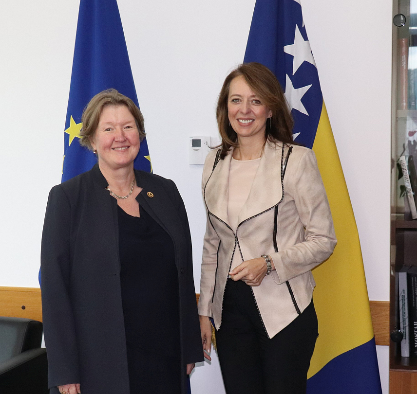 САРАЈЕВО, 20. СЕПТЕМБРА /СРНА/ - Министар цивилних послова у Савјету министара Дубравка Бошњак и амбасадор Чешке у БиХ Јана Лолић Шинделкова разговарале су данас у Сарајеву о сарадњи двије земље у подручју здравства.