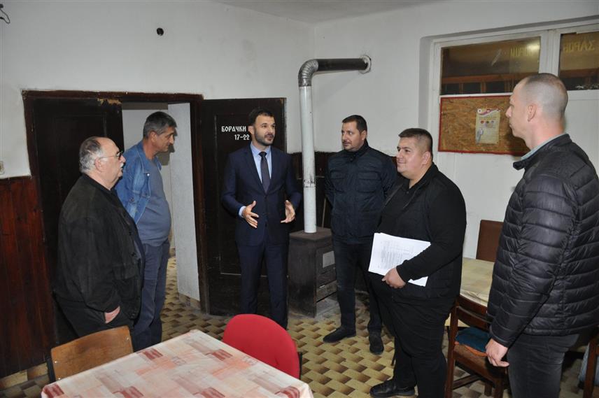 ПРИЈЕДОР, 20. СЕПТЕМБРА /СРНА/ - Градоначелник Приједора Слободан Јавор током посјете просторијама у којима се налази спомен-соба погинулим борцима у Одбрамбено-отаџбинском рату у приједорском мјесту Љубија.