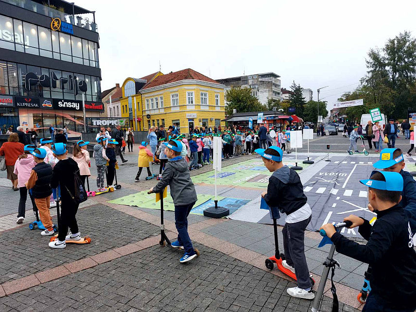 ПРИЈЕДОР, 20. СЕПТЕМБРА /СРНА/ - У оквиру Европске седмице мобилности у Приједору је данас обиљежен Дан без аутомобила, за који је пријављено око 500 учесника, највећим дијелом дјеце из вртића и из нижих разреда основних школа.