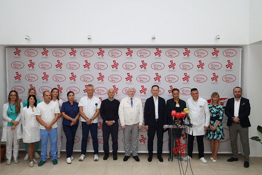 БАЊАЛУКА, 20. СЕПТЕМБРА /СРНА/ - Универзитетски клинички центар /УКЦ/ Републике Српске у Бањалуци посјетила је данас делегација Научно-истраживачког центра за хирургију, трансплантацију и хематологију из Минска ради унапређења сарадње по питању трансплантације и других области медицине.