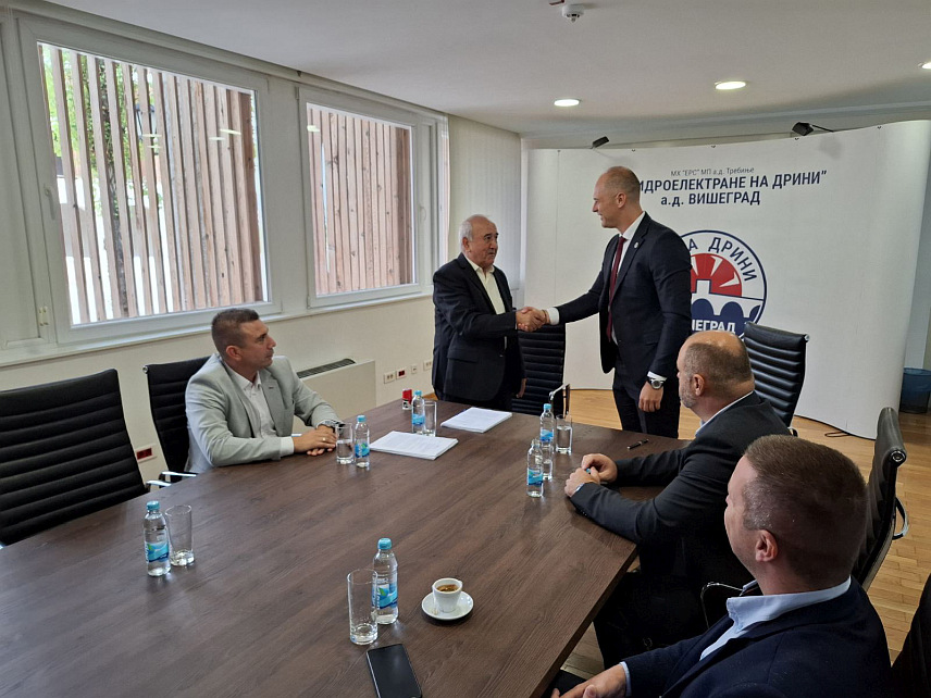 ВИШЕГРАД, 20. СЕПТЕМБРА /СРНА/ - Директор предузећа "ХЕ на Дрини" Недељко Перишић потписао је данас уговор са представницима фирме "Србињепутеви" из Фоче о извођењу радова на реконструкцији противпожарног пута око Андрићграда у дужини од око 520 метара, чија је вриједност око 900.000 КМ.