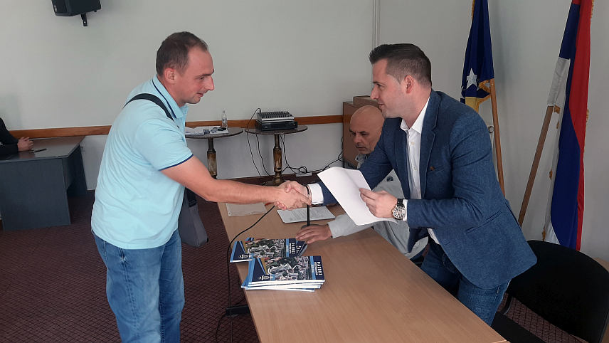ФОЧА, 20. СЕПТЕМБРА /СРНА/ - За 74 млада брачна пара, која су у овој години добила потомство, а која су се пријавила на јавни позив, општина Фоча одобрила је по 200 КМ за суфинансирање набавке ауто-сједалица, што је једна од нових пронаталитетних мјера уведених ове године.