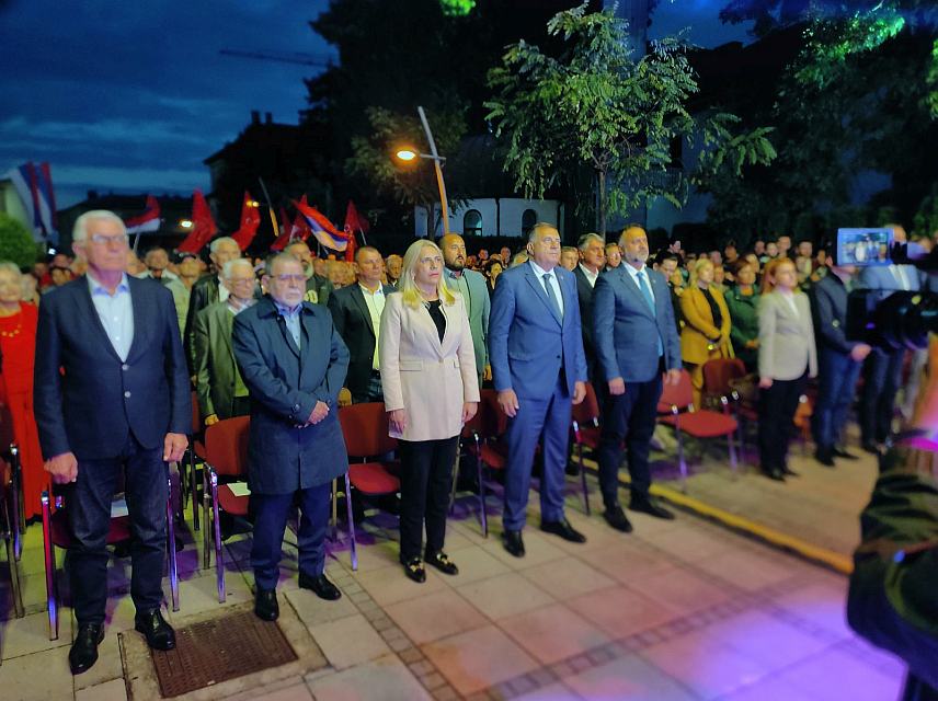 ДЕРВЕНТА, 20. СЕПТЕМБРА /СРНА/ - Предсједник СНСД-а Милорад Додик рекао је вечерас у Дервенти да је кандидат ове странке за градоначелника Игор Жунић важан за будућност овог града и да га на изборима треба подржати заједно са одборничком листом СНСД-а јер су они заинтересовани за даљи напредак Дервенте.