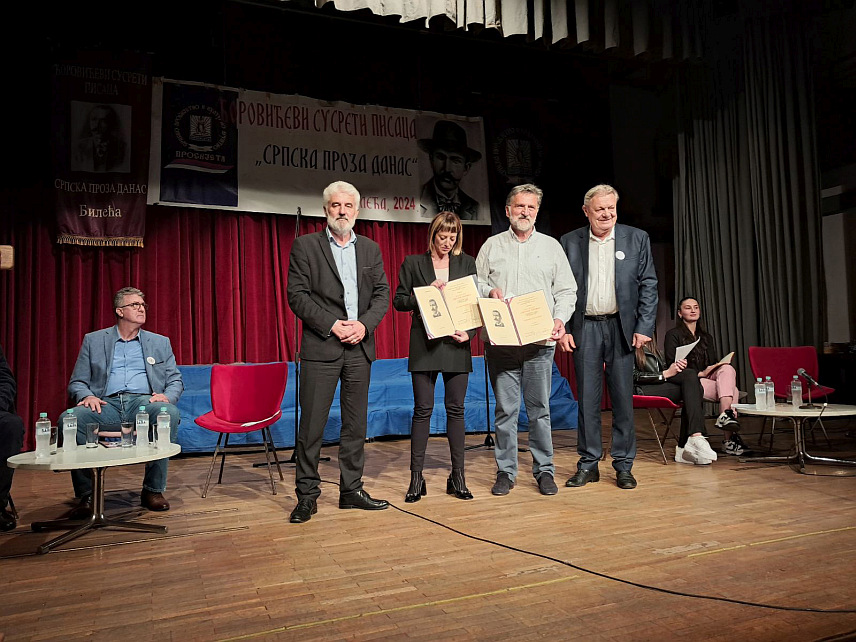 БИЛЕЋА, 20. СЕПTЕМБРА /СРНА/ - Књижевна награда "Светозар Ћоровић" за ову годину уручена је вечерас у Билећи књижевницима Радомиру Уљаревићу и Драгану Лакићевићу у оквиру 25. "Ћоровићевих сусрета писаца".