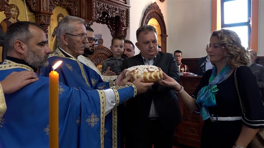 ГРАДИШКА, 21. СЕПТЕМБРА /СРНА/ - Поводом славе Градишке - Мале Госпојине, у Храму Покрова Пресвете Богородице у овом граду служена је литургија и освештан славски колач, након чега су бројни вјерници и грађани у литији прошли градским улицама.	
