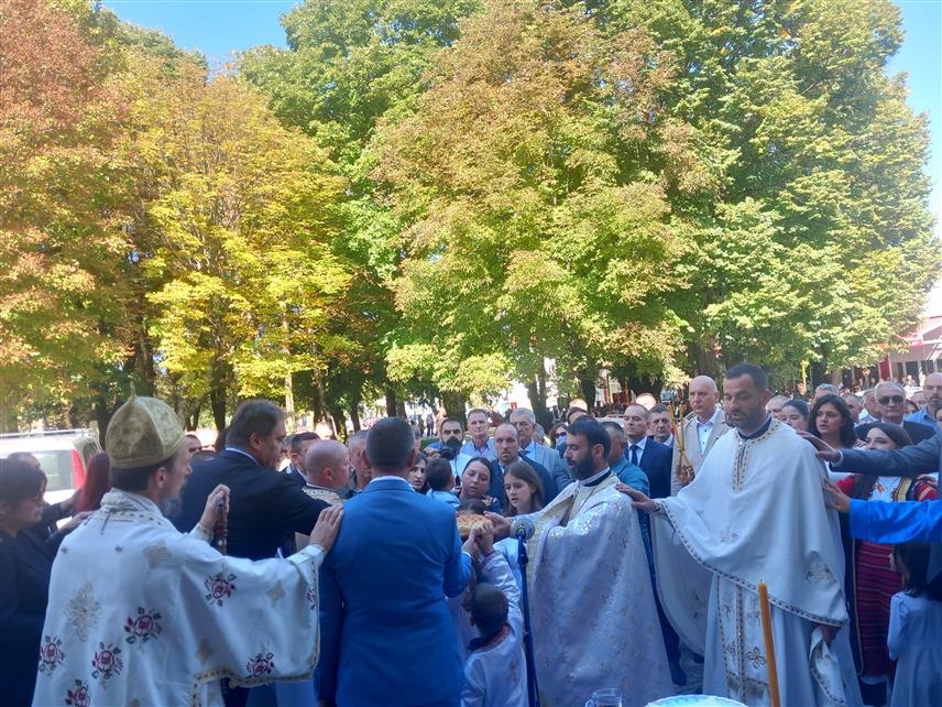 ЉУБИЊЕ, 21. СЕПТЕМБРА /СРНА/ - Његово преосвештенство митрополит захумско-херцеговачки Димитрије служио је данас у Саборном храму Рођења Пресвете Богородице у Љубињу Свету архијерејску литургију поводом крсне славе овог храма и општине Љубиње Рођења Пресвете Богородице.