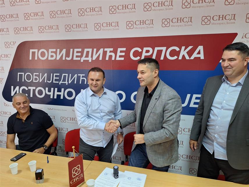 ИСТОЧНО САРАЈЕВО, 21. СЕПТЕМБРА /СРНА/ - Представници свих шест општинских одбора ДЕМОС-а са подручја Источног Сарајева подржали су данас кандидатуру Љубише Ћосића /СНСД/ за градоначелника.	