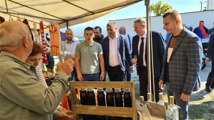 ДОБОЈ, 21. СЕПТЕМБРА /СРНА/ - Замјеник амбасадора Руске Федерације у БиХ Андреј Морозов присуствује традиционалној манифестацији "Дани меда, ракије и котлића".