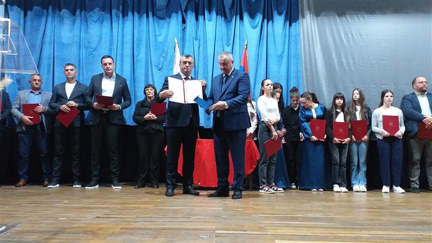ВЛАСЕНИЦА, 21. СЕПTЕМБРА /СРНА/ - Предсједнику Владе Републике Српске Радовану Вишковићу данас је на обиљежавању Дана и славе општине Власеница уручено највеће општинско признање "Златни грб" за највише заслуге у развоју ове локалне заједнице и дугорочни допринос економском и друштвеном напретку.	

