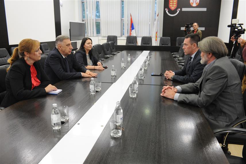КРАЉЕВО, 21. СЕПTЕМБРА /СРНА/ - Састанак градоначелника Краљева Предрага Терзића са шефом Представништва Републике Српске у Србији Млађеном Цицовићем у Краљеву, у оквиру манифестације Дани Српске у Србији.