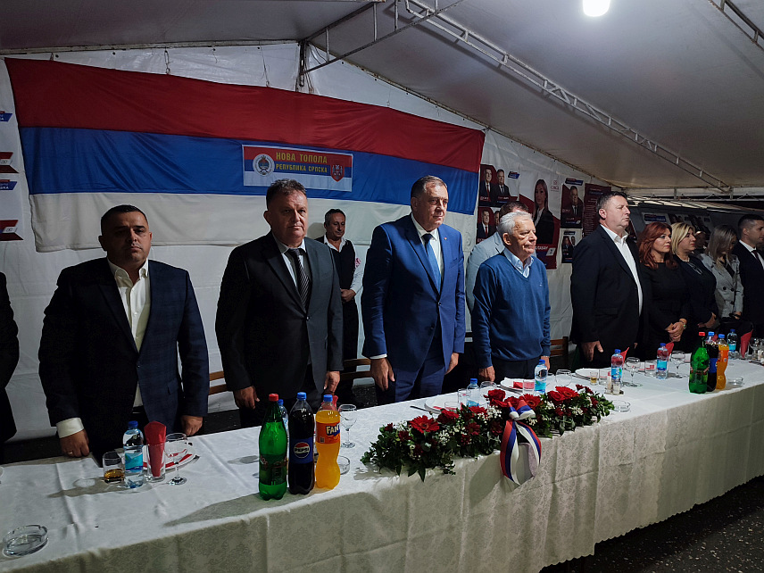 ГРАДИШКА, 21. СЕПTЕМБРА /СРНА/ - Предсједник СНСД-а Милорад Додик и кандидат СНСД-а за градоначелника Градишке Зоран Аџић на предизборном скупу у Новој Тополи.