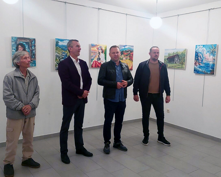 КОТОР ВАРОШ, 21. СЕПТЕМБРА /СРНА/ - У галеријском простору кино-сале у Котор Варошу отворена je изложба слика "Котор Варош 2024", на којој су представљена 23 умјетничка дјела настала током овогодишње Ликовне колоније.	