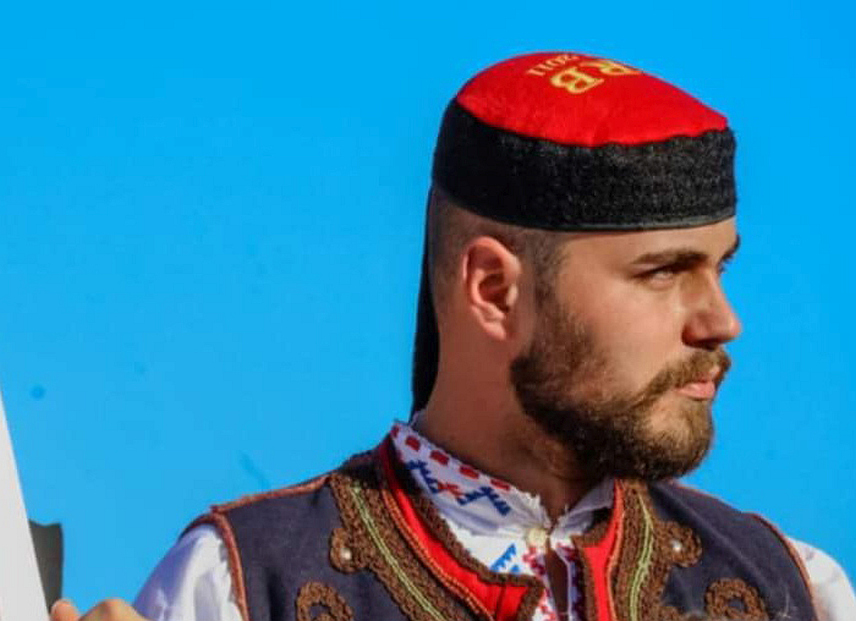 ДРВАР, 22. СЕПТЕМБРА /СРНА/ - Двадесеттрогодишњи Немања Вуцеља из Дрвара у Аматерском културно-умјетничком друштву /АКУД/ "Мира Лукач" игра већ 16 година, а својим умијећем помаже и рад тек основаног, првог након рата, српског фолклорног друштва у Далмацији.	