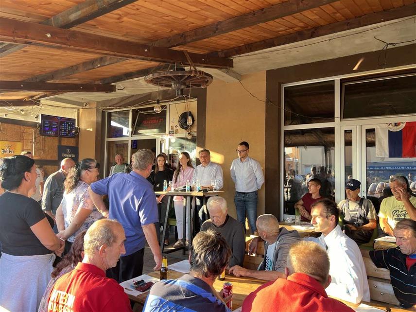 БИЈЕЉИНА, 22. СЕПТЕМБРА /СРНА/ - Кандидат СНСД-а за градоначелника Бијељине Микајло Лазић данас је, заједно са кандидатима ове странке за одборнике у Скупштини града, посјетио Ново насеље Јања.	