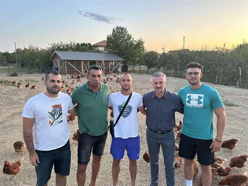 БИЈЕЉИНА, 22. СЕПTЕМБРА /СРНА/ - Генерални директор Tехничког ремонта Братунац Миле Пејчић уручио је донацију Здравку Перићу и Немањи Макићу који су у Пучилама код Бијељине покренули фарму кока носиља "Пет јаја" .
