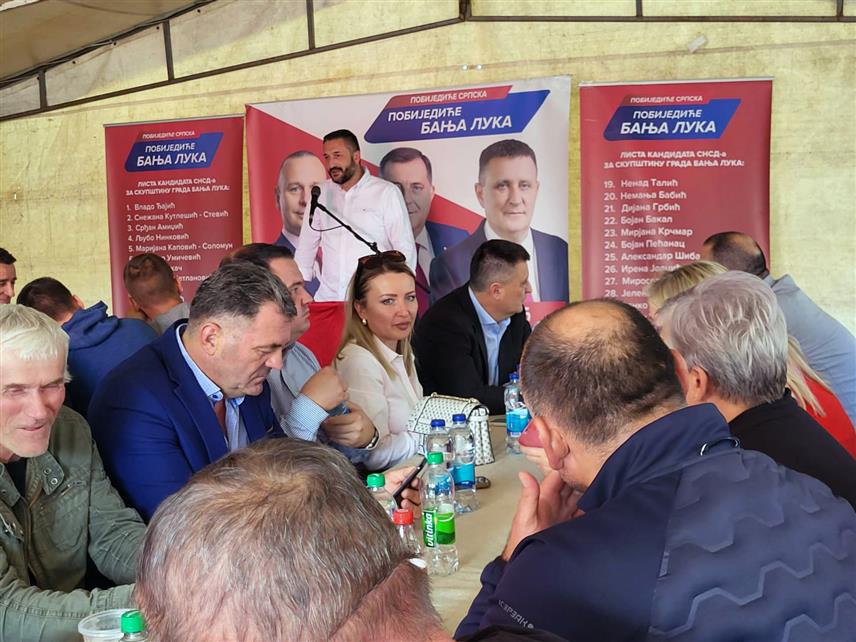БАЊАЛУКА, 22. СЕПТЕМБРА /СРНА/ - Предизборна трибина Градског одбора СНСД-а Бањалука одржана данас на платоу Мањаче.	