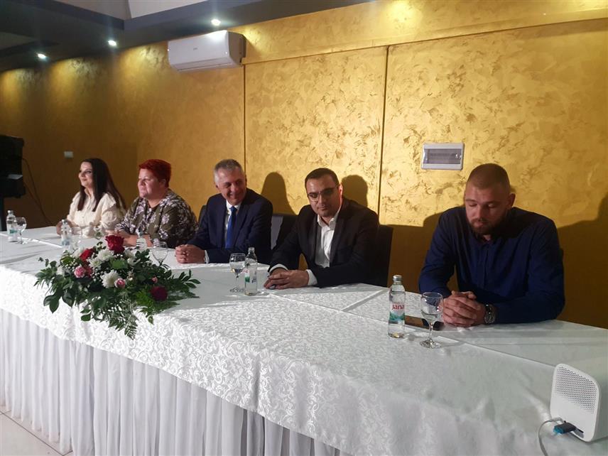 БРОД, 22. СЕПТЕМБРА /СРНА/ - Предсједник Независног покрета "Својим путем" Игор Радојичић присуствовао је вечерас у Броду предизборној трибини на којој су представљени листа и изборни програм Покрета.	