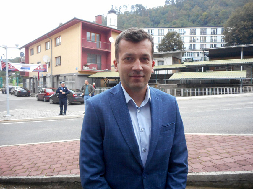 СРЕБРЕНИЦА, 22. СЕПТЕМБРА /СРНА/ - Заједнички кандидат свих српских странака за начелника сребреничке општине Милош Вучић