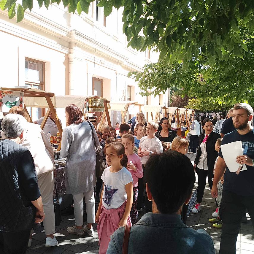 НОВИ ГРАД, 23. СЕПТЕМБРА /СРНА/ - У Новом Граду данас је почела дводневна манифестација "Дани нашег села" која је окупила 25 излагача.