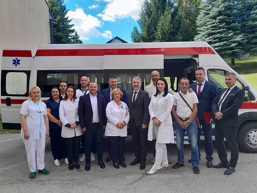 МРКОЊИЋ ГРАД, 23. СЕПТЕМБРА /СРНА/ - Министар здравља и социјалне заштите Републике Српске Ален Шеранић изјавио је данас након састанка са начелником општине Мркоњић Град Драганом Вођевићем да ће набавком новог мини-буса за 11 хемодијализних пацијента њихов пут до Бањалуке бити не само комфорнији, већ, прије свега, и безбједнији.