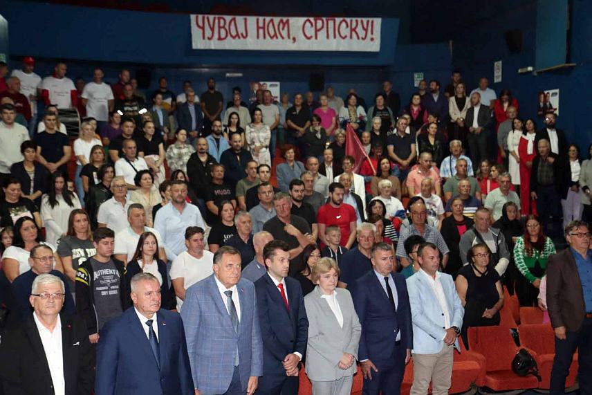 СРЕБРЕНИЦА, 23. СЕПТЕМБРА /СРНА/ - Предсједник СНСД-а Милорад Додик на предизборној трибини у Сребреници, гдје је представљена кандидатска листа за одборничка мјеста у Скупштини општине Сребреница чији је носилац предсједник Општинског одбора СНСД-а Радомир Павловић./Фото - Борислав Здриња/